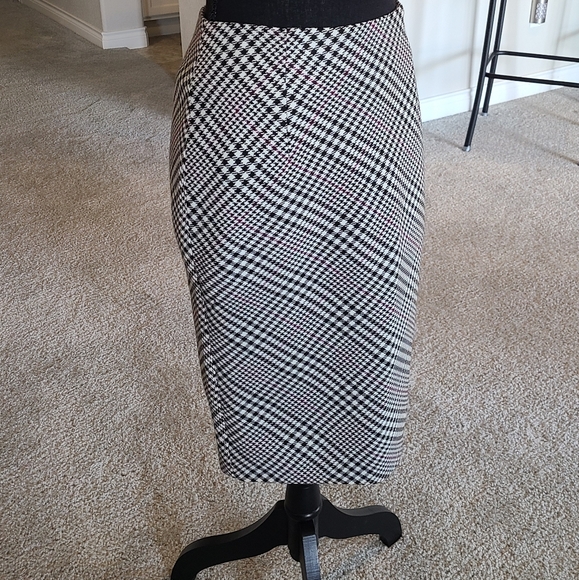WHBM Skirt, fits like a 2 - Picture 8 of 8